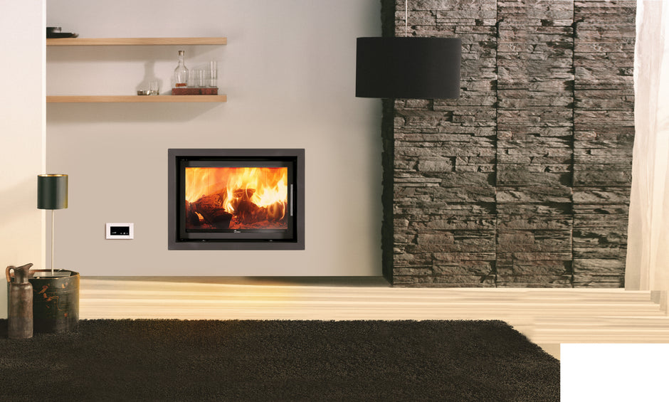 Lacunza INCA 80 – malkinis plieninis židinys tiesiu stiklu su dvigubu degimu ir moderniu dizainu