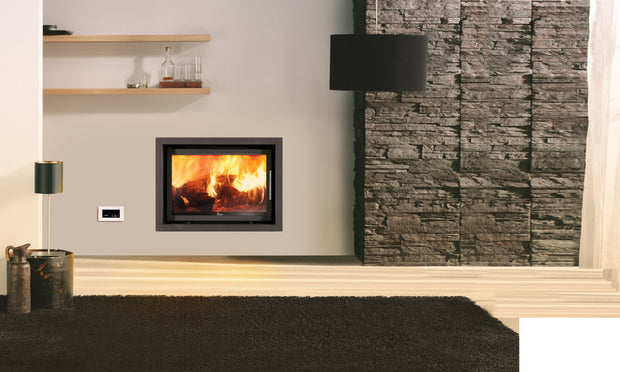 Lacunza INCA 80 – malkinis plieninis židinys tiesiu stiklu su dvigubu degimu ir moderniu dizainu