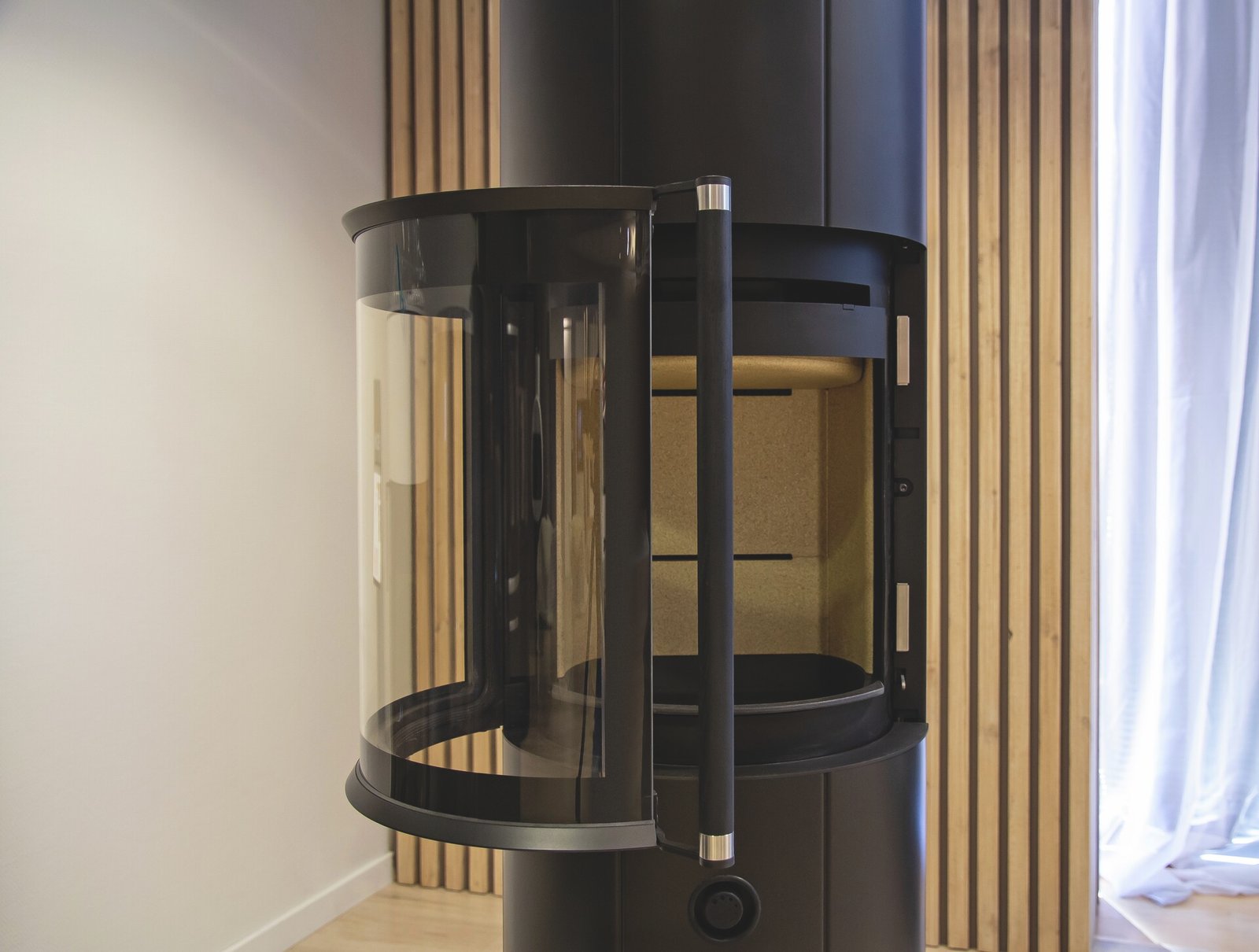 Scan_67_open_door_JT_03904_1920 (1)